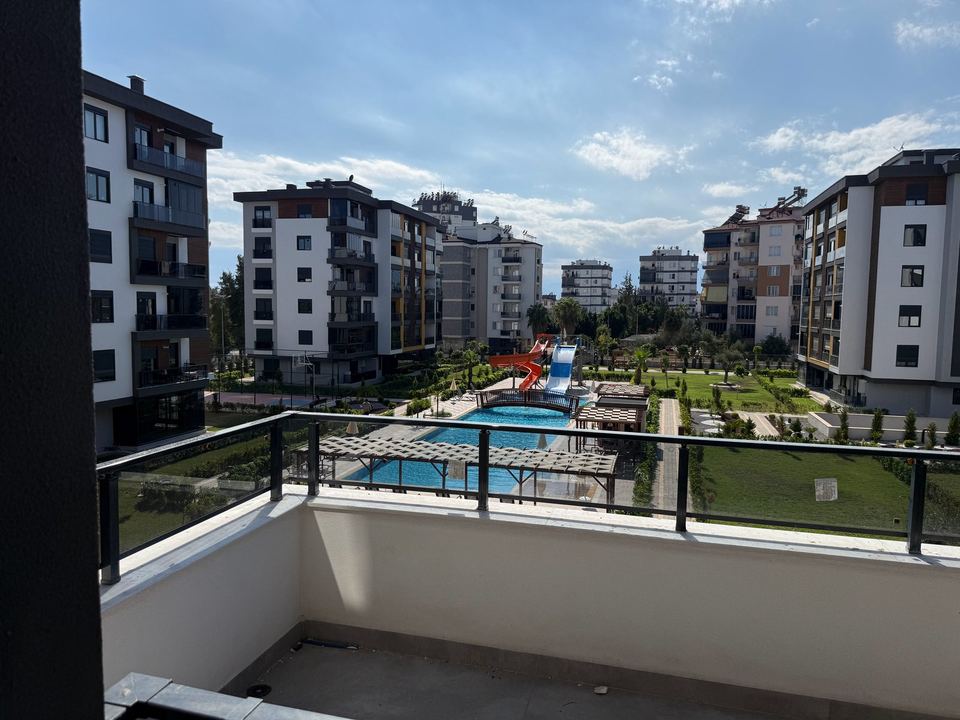 Balkon mit Blick auf die Poolanlage
