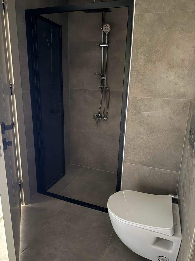 Badezimmer mit Dusche und Wand-WC