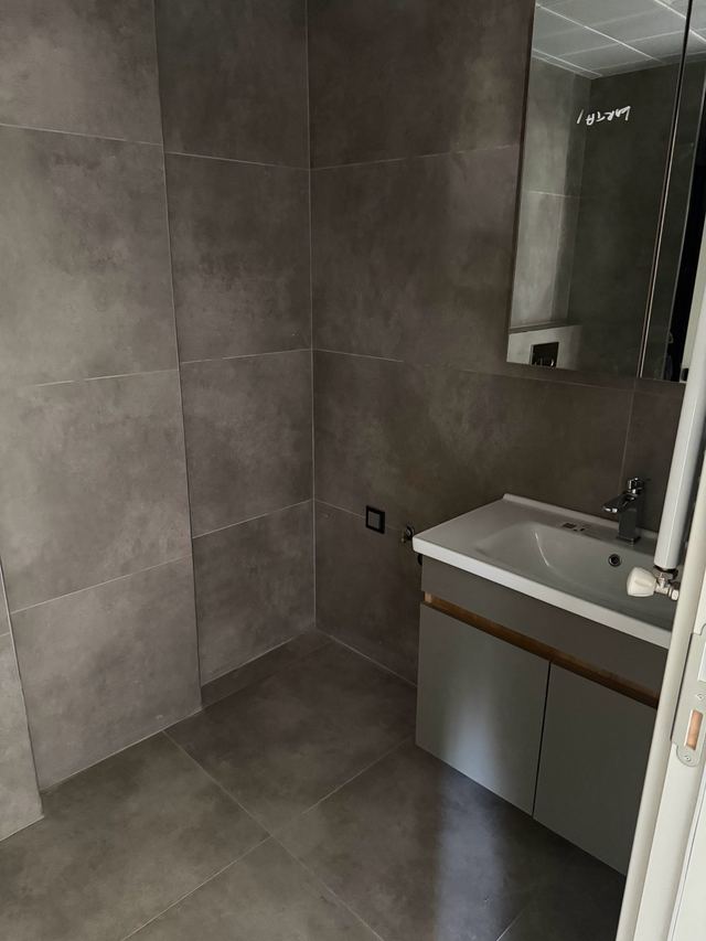 Badezimmer mit Waschtisch und Spiegel