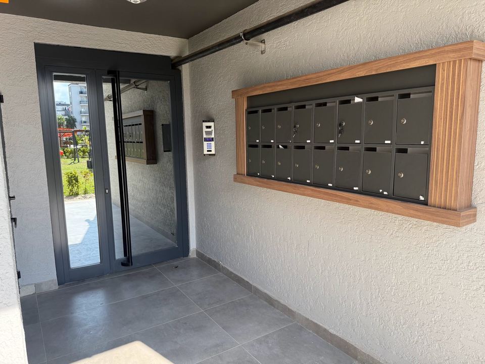 Hauseingang mit Briefkästen