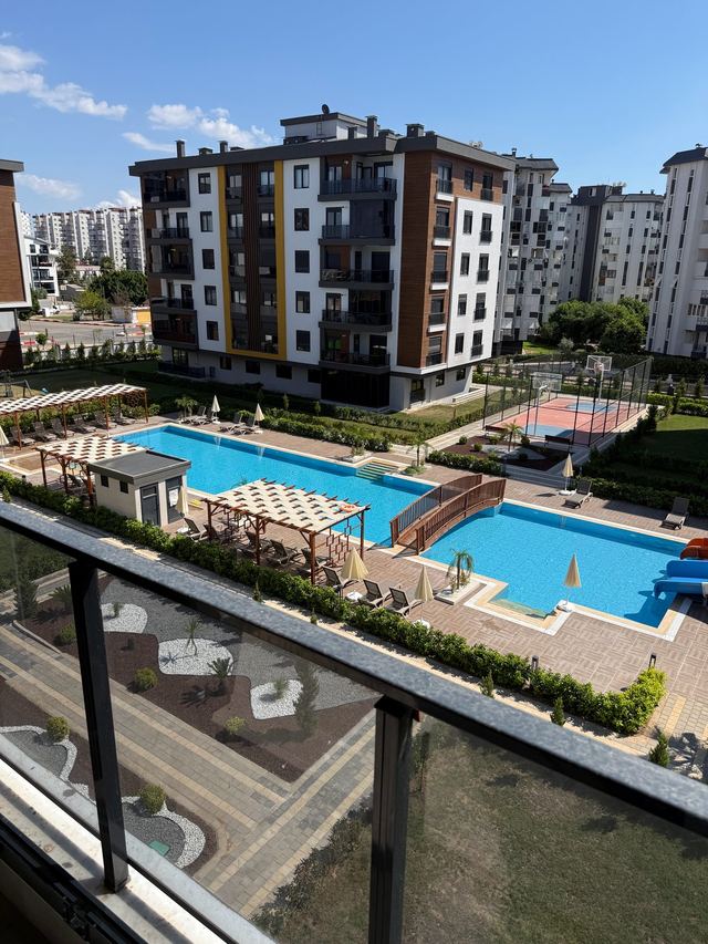 Balkon mit Blick auf die Poolanlage