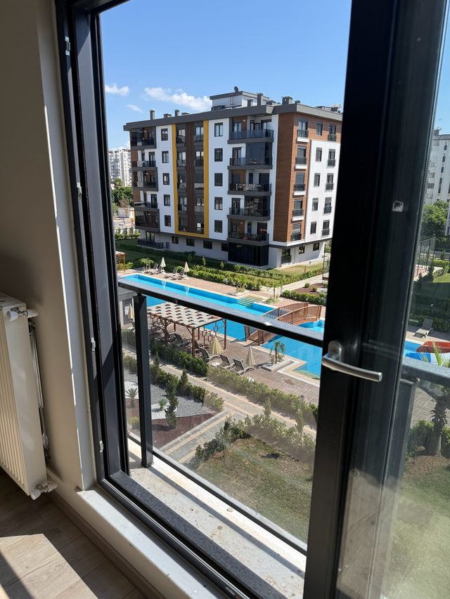 Blick aus dem Wohnzimmer auf die Anlage