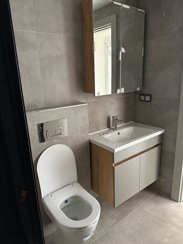 Badezimmer mit Waschtisch und Spiegelschrank
