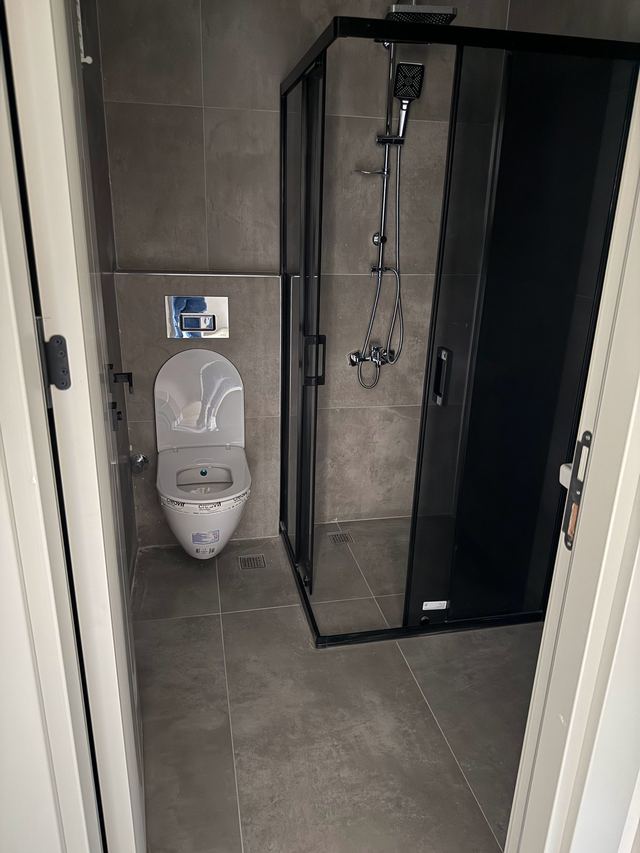 Badezimmer mit Wand-WC