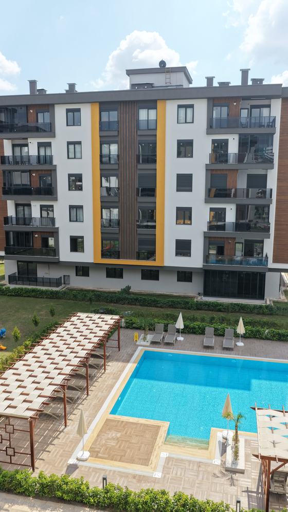Poolbereich mit Pergola und Sonnenliegen