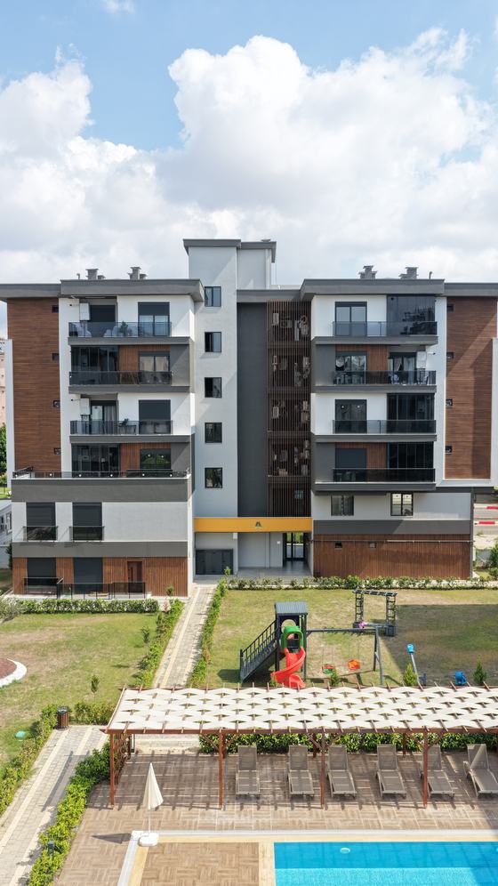 Spielplatz und Poolterrasse