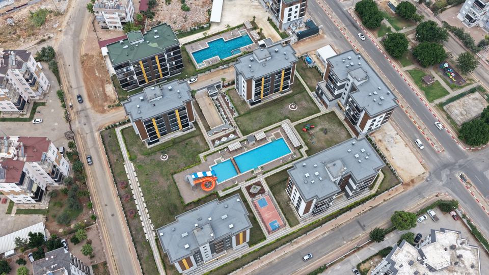 Pool und Sportplatz von oben